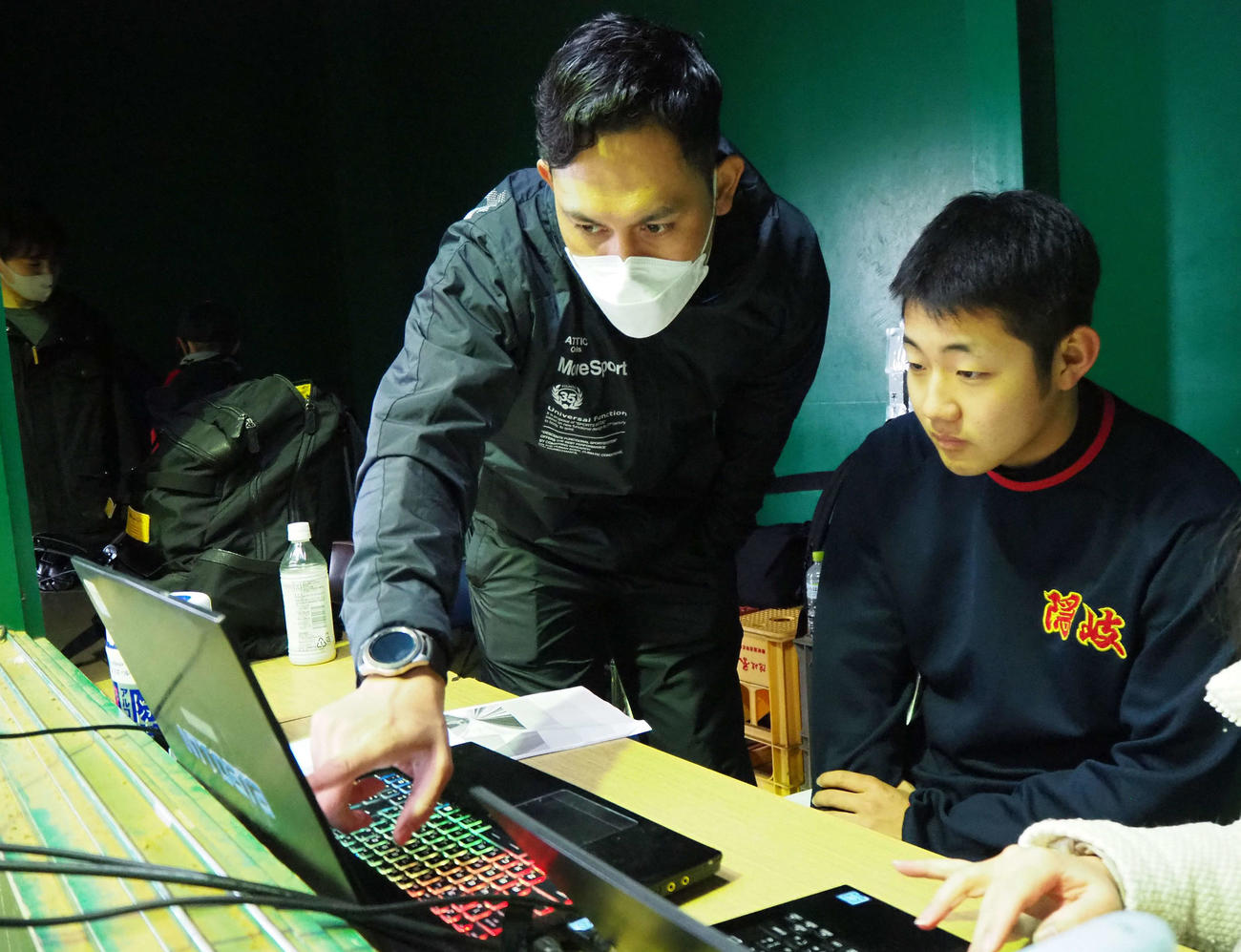 隠岐ナインは元ヤクルトの久古健太郎氏（左）からデータを見ながら助言を受けた（写真提供：デロイトトーマツコンサルティング合同会社）