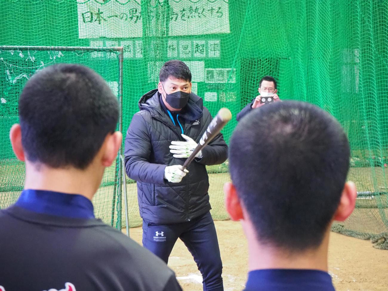 元ヤクルトの鵜久森淳志氏は3月、隠岐ナインに実地の打撃指導を行った（写真提供：デロイトトーマツコンサルティング合同会社）