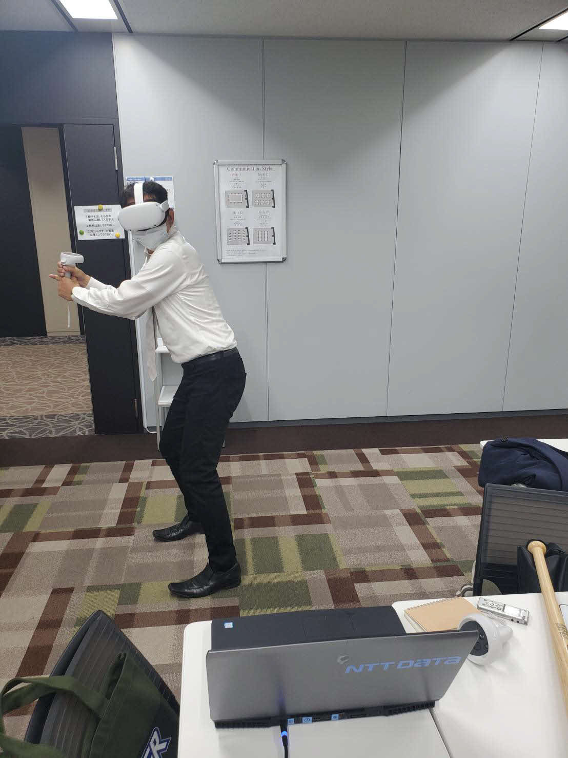 VR技術を活用したNTTデータ社の「V－BALLER」を体験する酒井記者