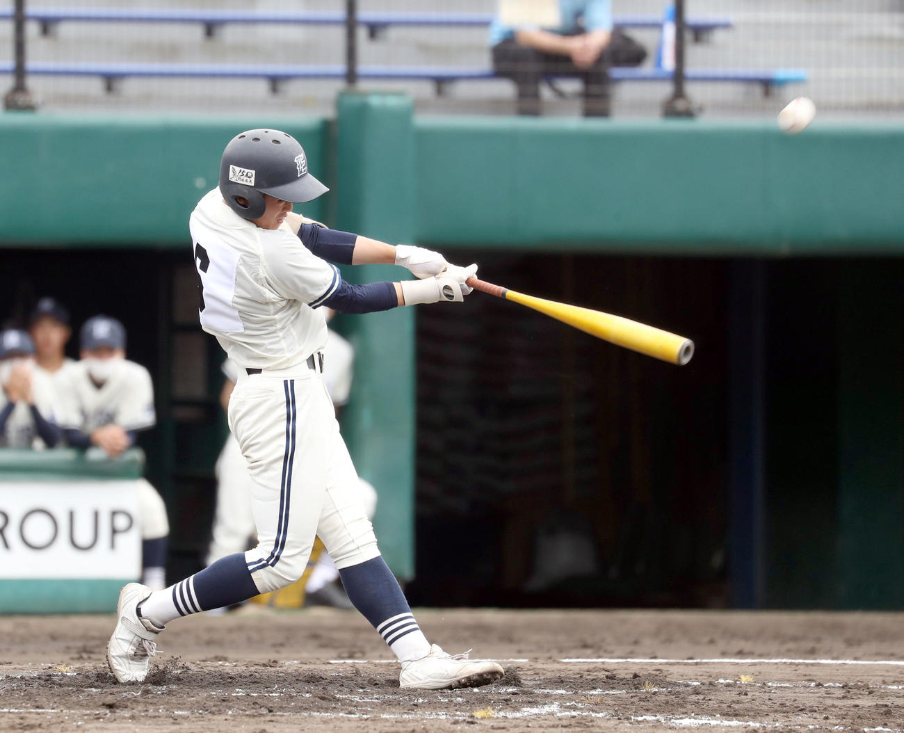 札幌東豊対江別　2回裏江別2死二、三塁、松本は適時三塁打を放つ（撮影・佐藤翔太）