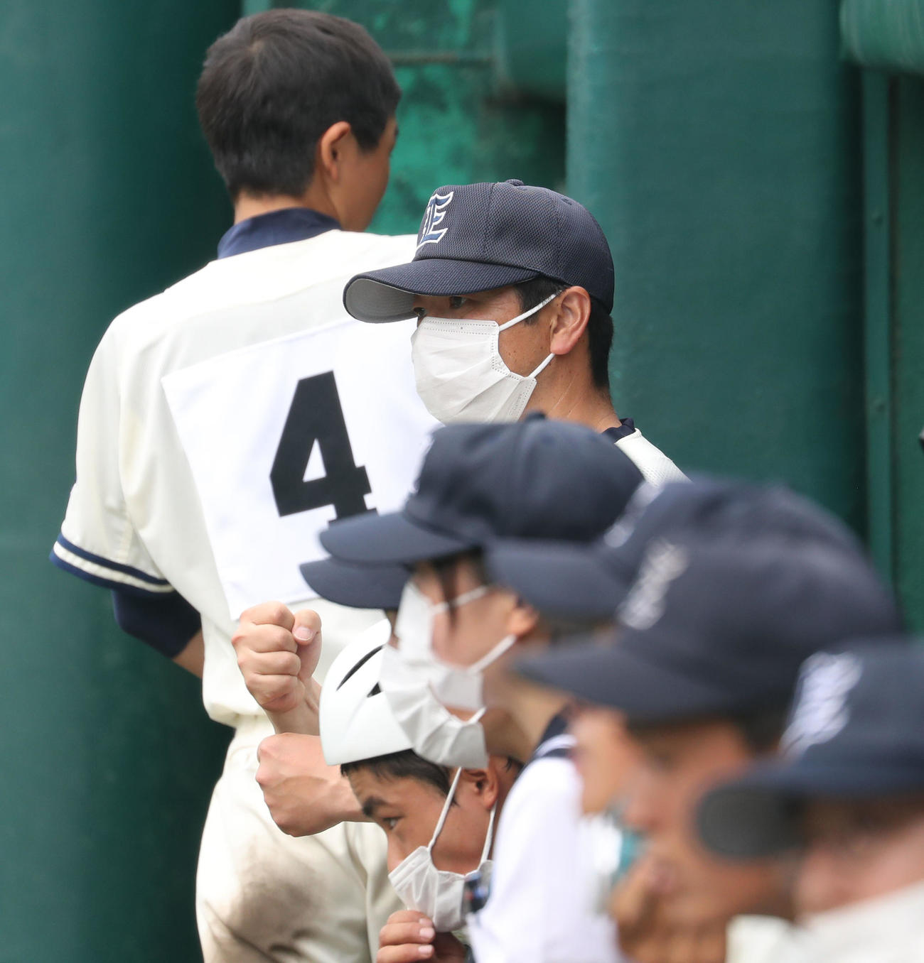 札幌東豊対江別　ベンチから指示を出す江別・駒谷監督（中央）（撮影・佐藤翔太）