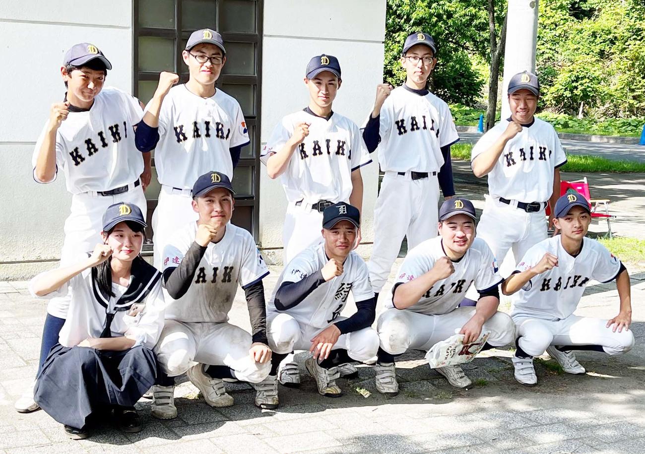 鵡川対伊達開来・伊達緑丘　試合後、仲間に囲まれる伊達緑丘の中村（前列中央）（撮影・永野高輔）