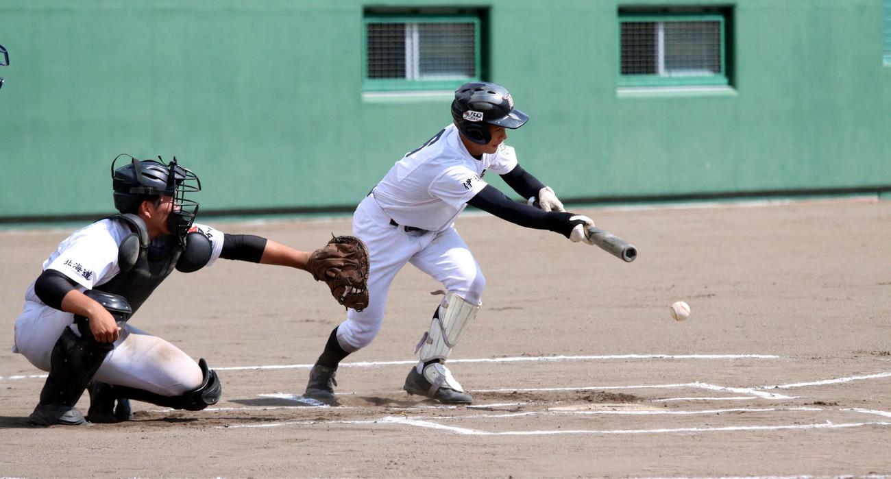 鵡川対伊達開来・伊達緑丘　6回伊達開来・伊達緑丘1死一塁、中村がセーフティーバントを決める（撮影・永野高輔）