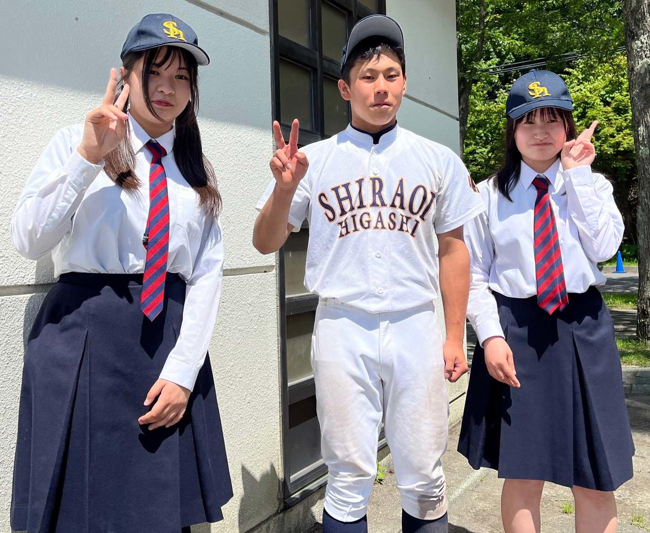 浦河対苫小牧西・白老東・富川・えりも　試合後、支えてくれた作井マネジャー（左）、高橋マネジャー（右）に囲まれる白老東・鎌田（撮影・永野高輔）