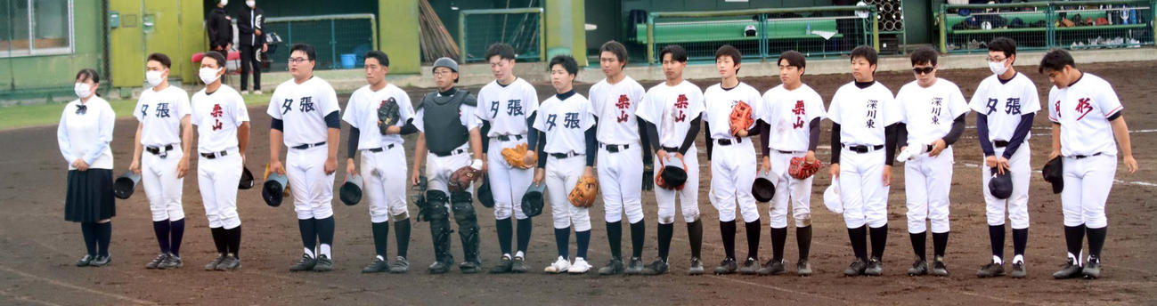 今夏、道内連合チーム初勝利を挙げスタンドにあいさつする栗山・月形・深川東・夕張の選手たち（撮影・永野高輔）