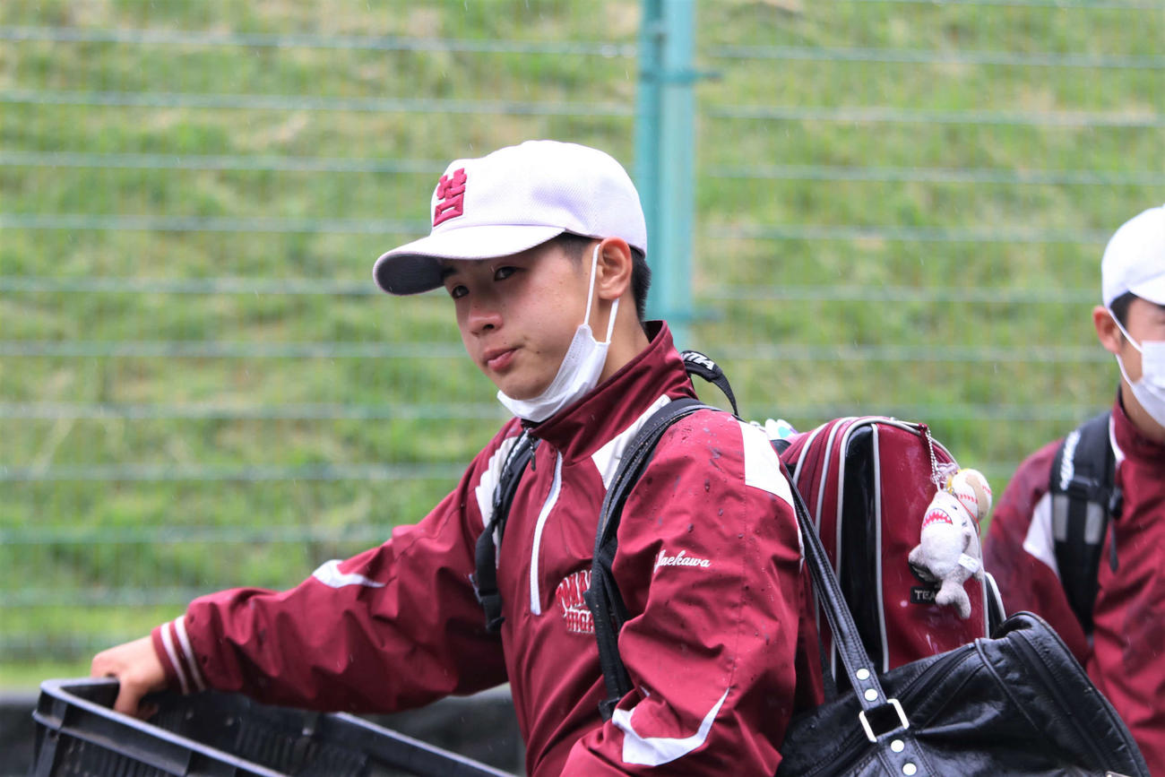 苫小牧東対苫小牧中央　試合を終え球場を後にする苫小牧東・前川（撮影・山崎純一）