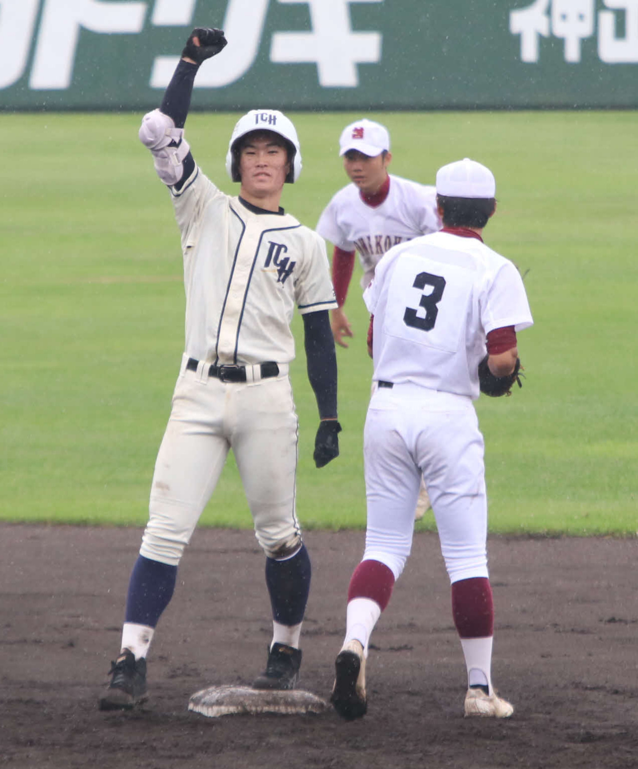 苫小牧東対苫小牧中央　7回裏、勝ち越しの適時二塁打を放ち、ガッツポーズする斉藤（撮影・山崎純一）