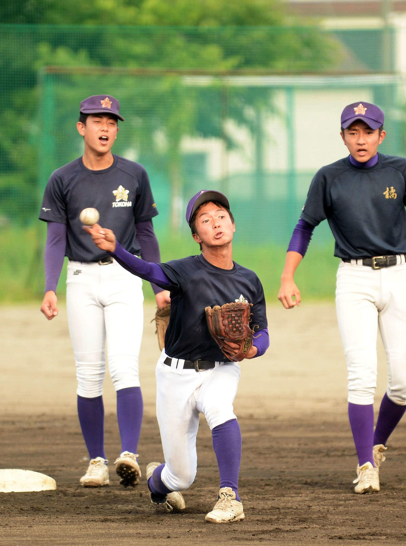 一塁に送球する常葉大橘の戒能主将（中央）