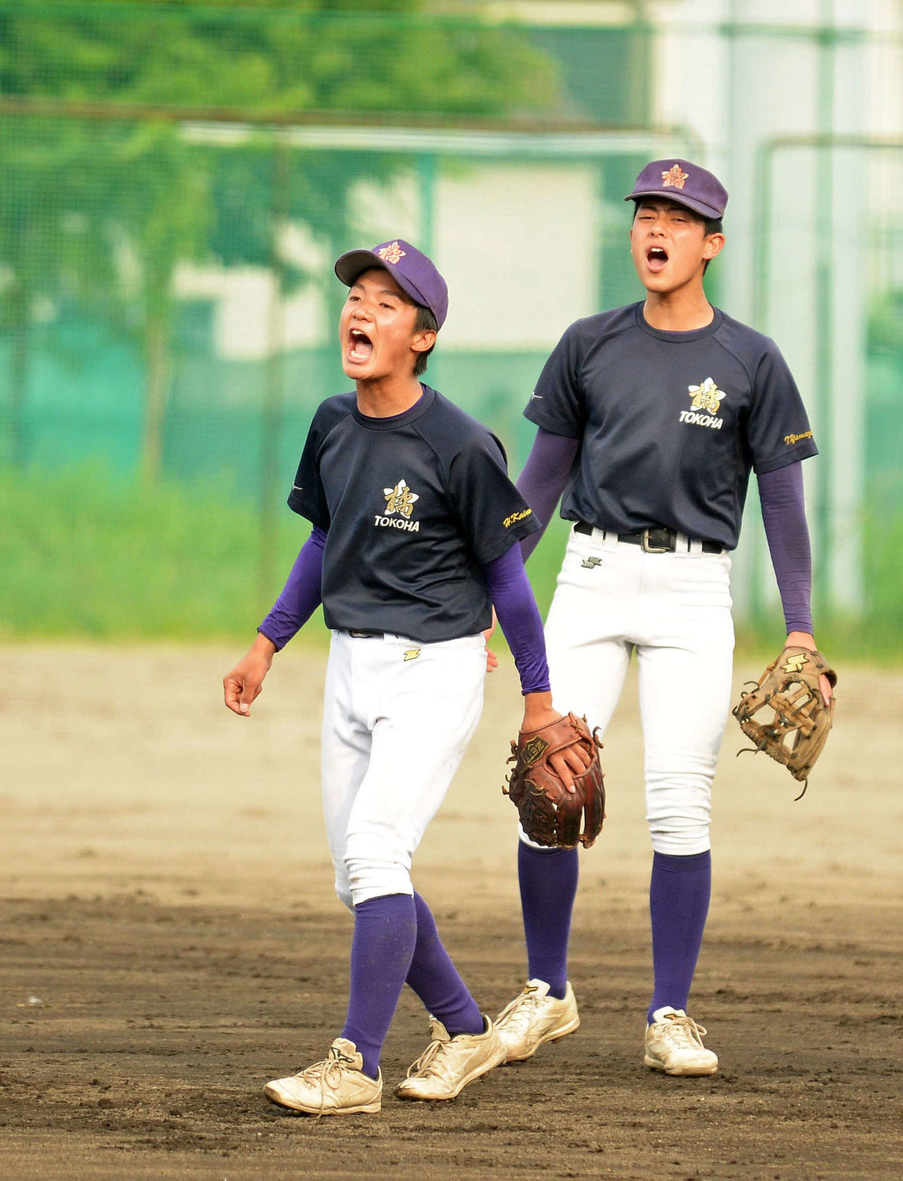 声を張り上げて雰囲気を盛り上げる常葉大橘の戒能主将（左）