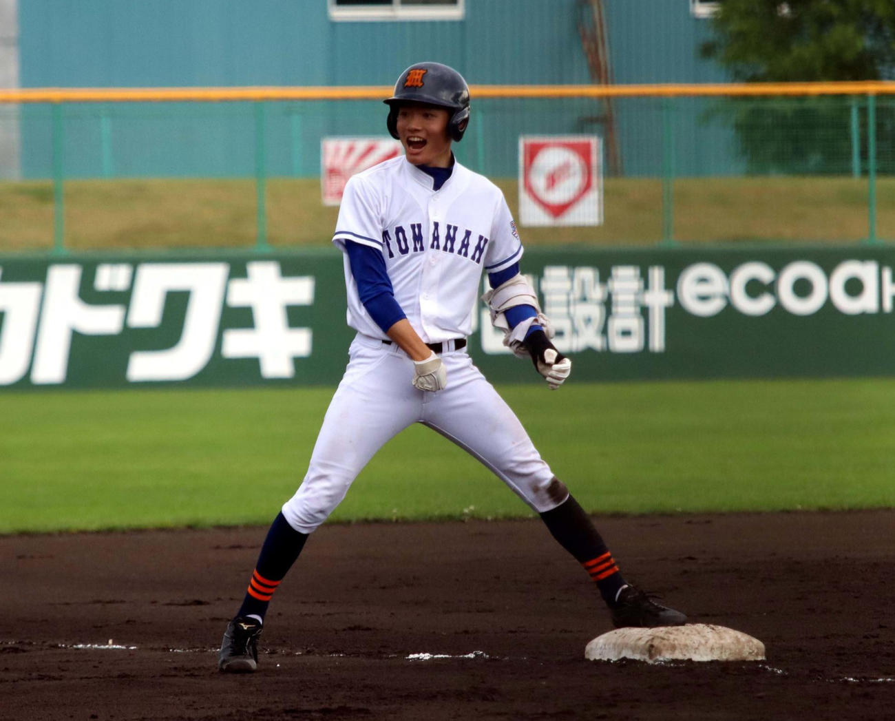 苫小牧南対室蘭東翔　2回裏苫小牧南1死一、三塁、吉原が中越えに2点適時三塁打を放ち、ベンチの声にこたえる（撮影・永野高輔）