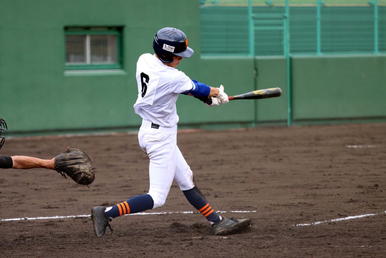 5回裏苫小牧南1死二、三塁、左中間に2点適時三塁打を放つ吉原（撮影・永野高輔）