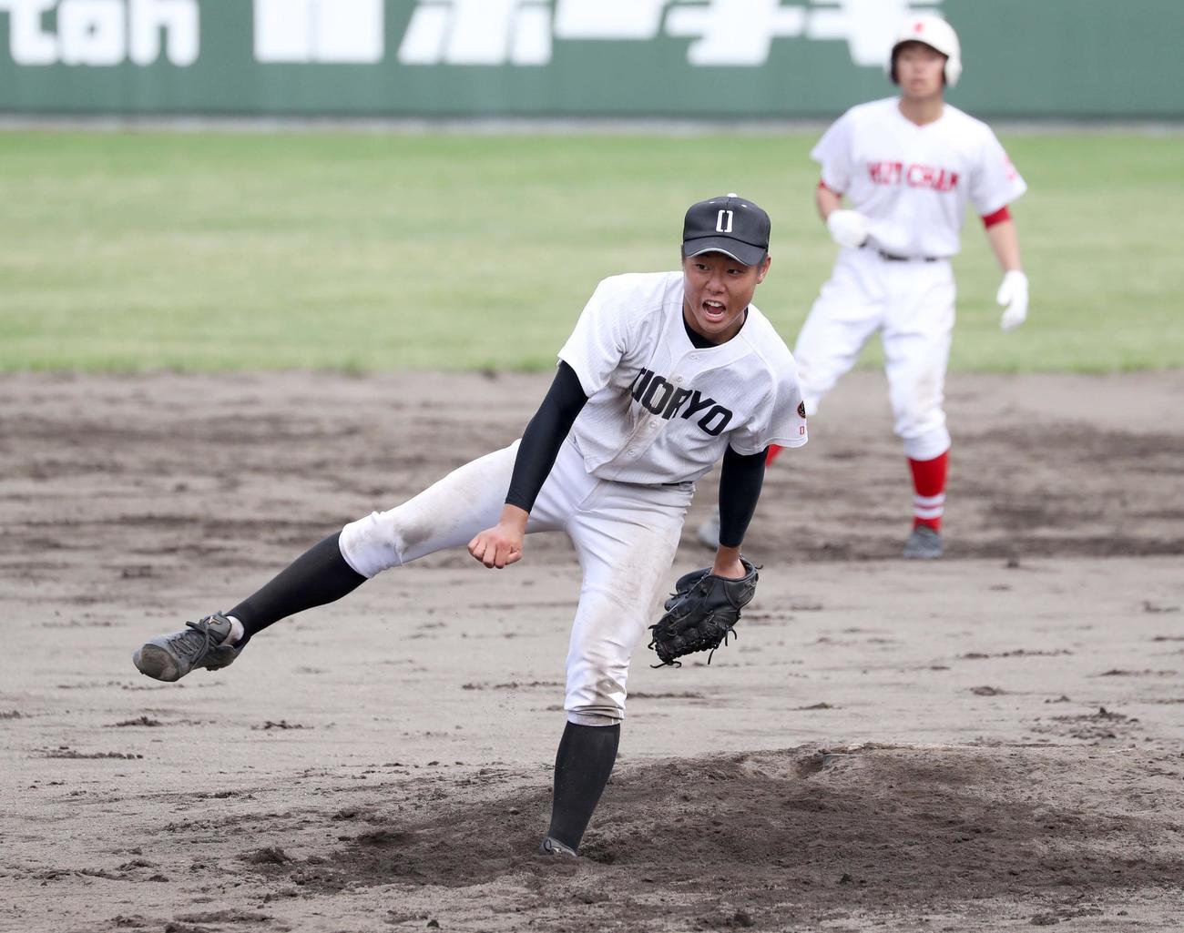 小樽潮陵対倶知安　9回裏、最終打者を三振にとり叫ぶ松原（撮影・黒川智章）