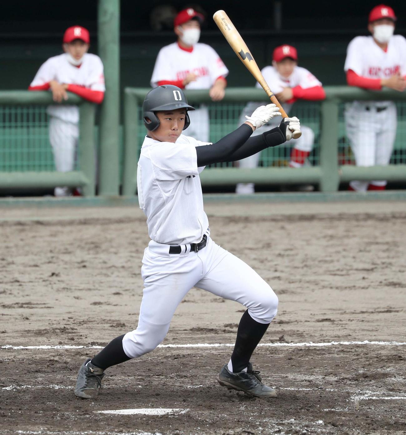 小樽潮陵対倶知安　4回表小樽潮陵1死二塁、右前適時打を放つ松原（撮影・黒川智章）