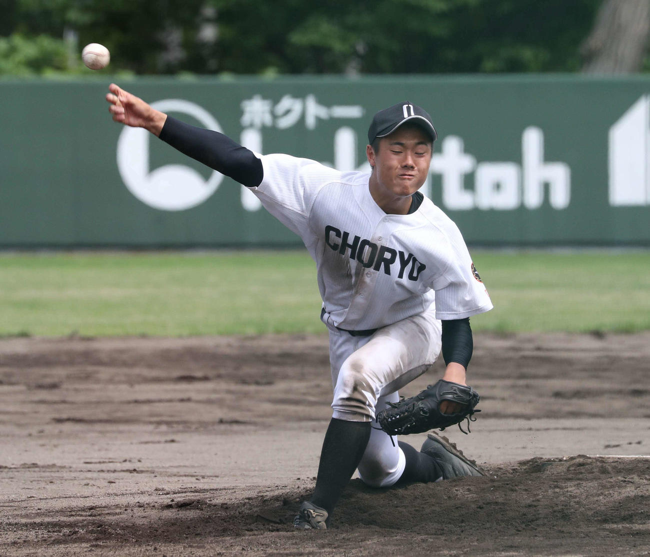 小樽潮陵対倶知安　力投で完封勝利を挙げる小樽潮陵の松原（撮影・黒川智章）