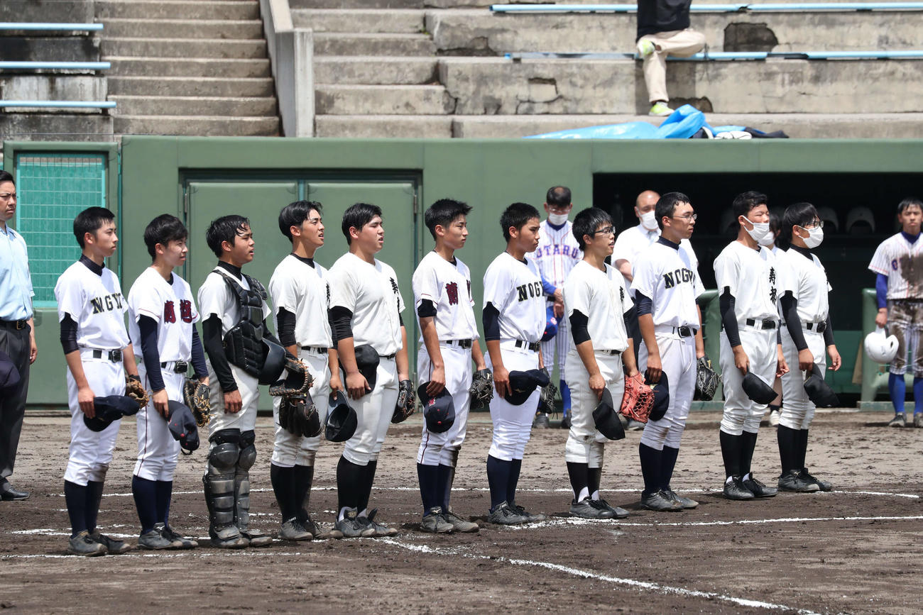 1回戦を突破し整列する倶知安農・蘭越・寿都ナイン（撮影・黒川智章）