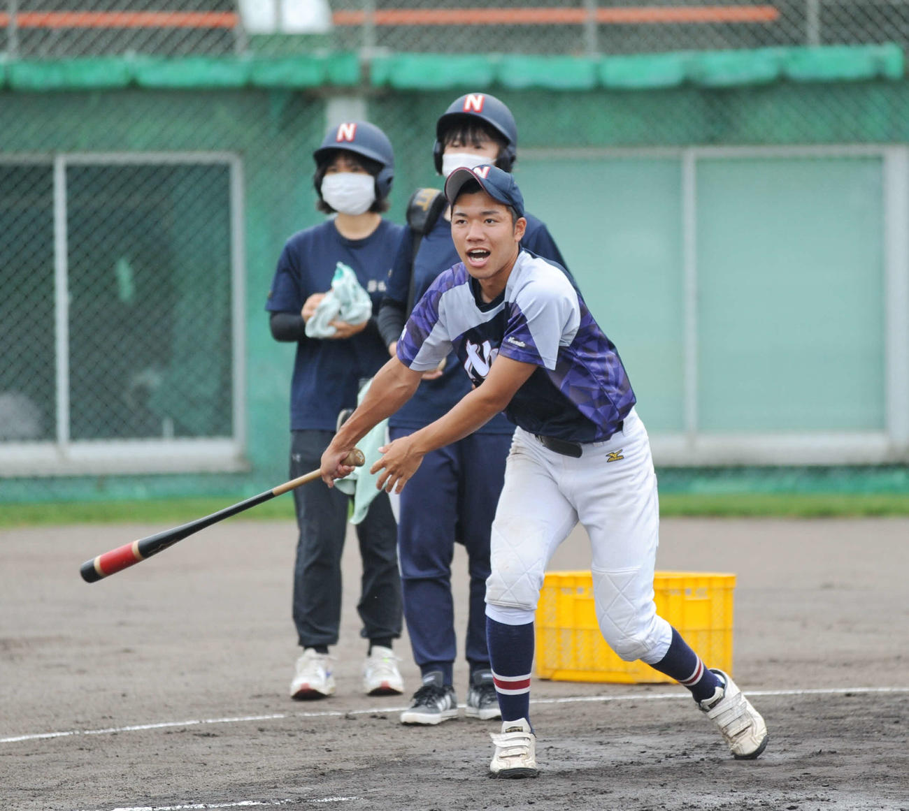 守備練習でノックをする磐田西の村松
