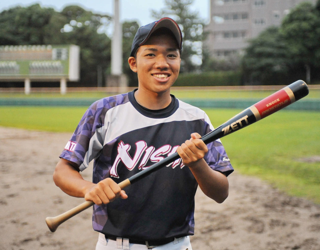 磐田西の村松は、プレゼントされたノックバットを手に笑顔
