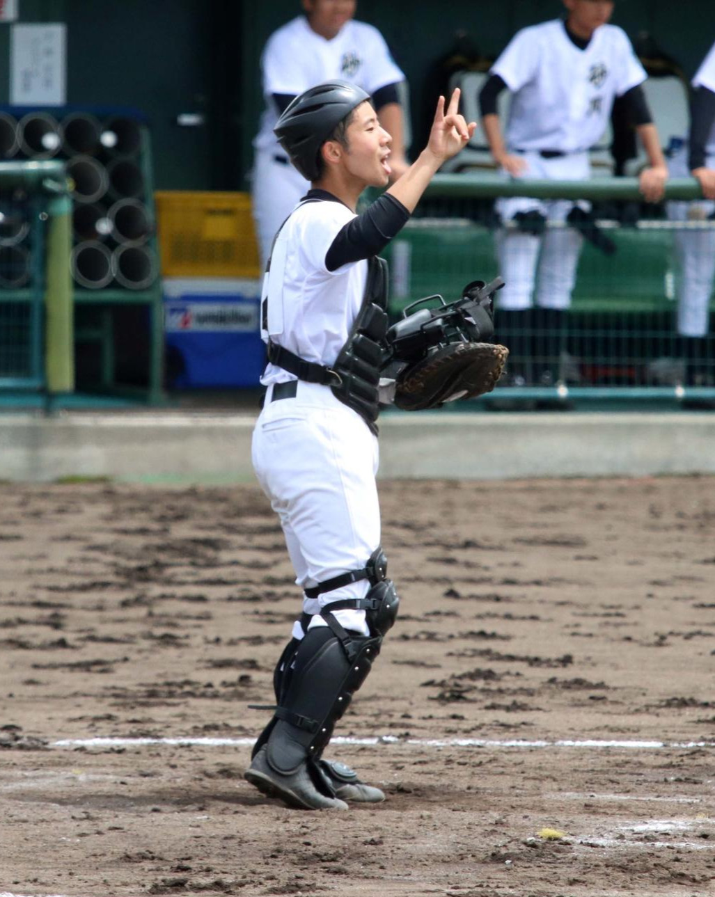 3回に声を出し鼓舞する砂川・吉田主将（撮影・永野高輔）