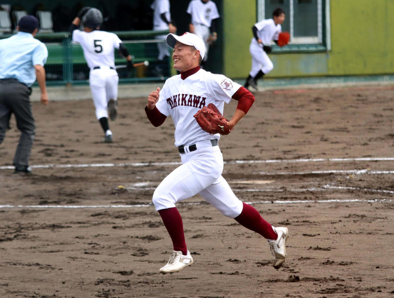 3回を三者凡退に抑え笑顔でベンチに駆け戻る滝川エース矢野（撮影・永野高輔）