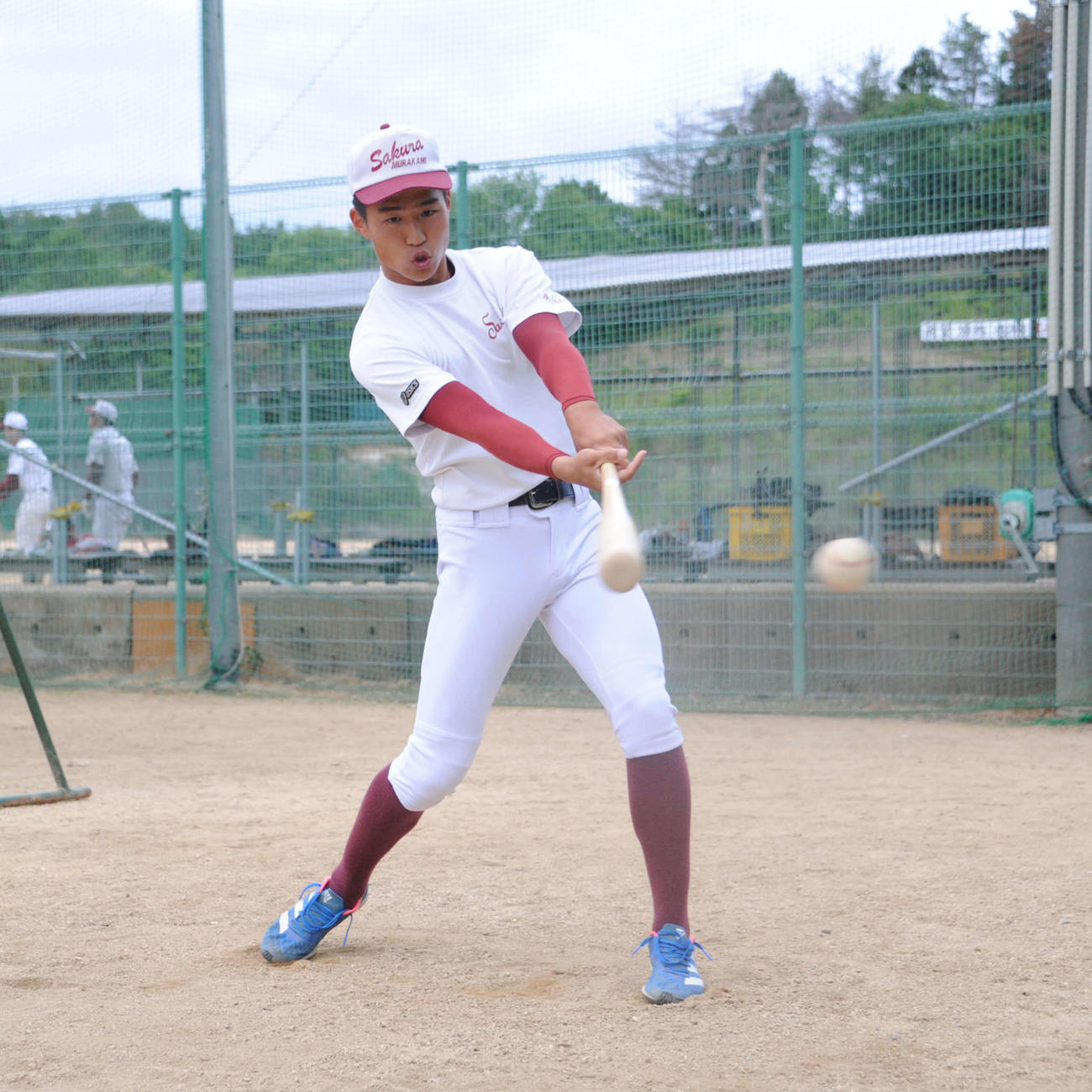ティー打撃をする佐藤陽翔