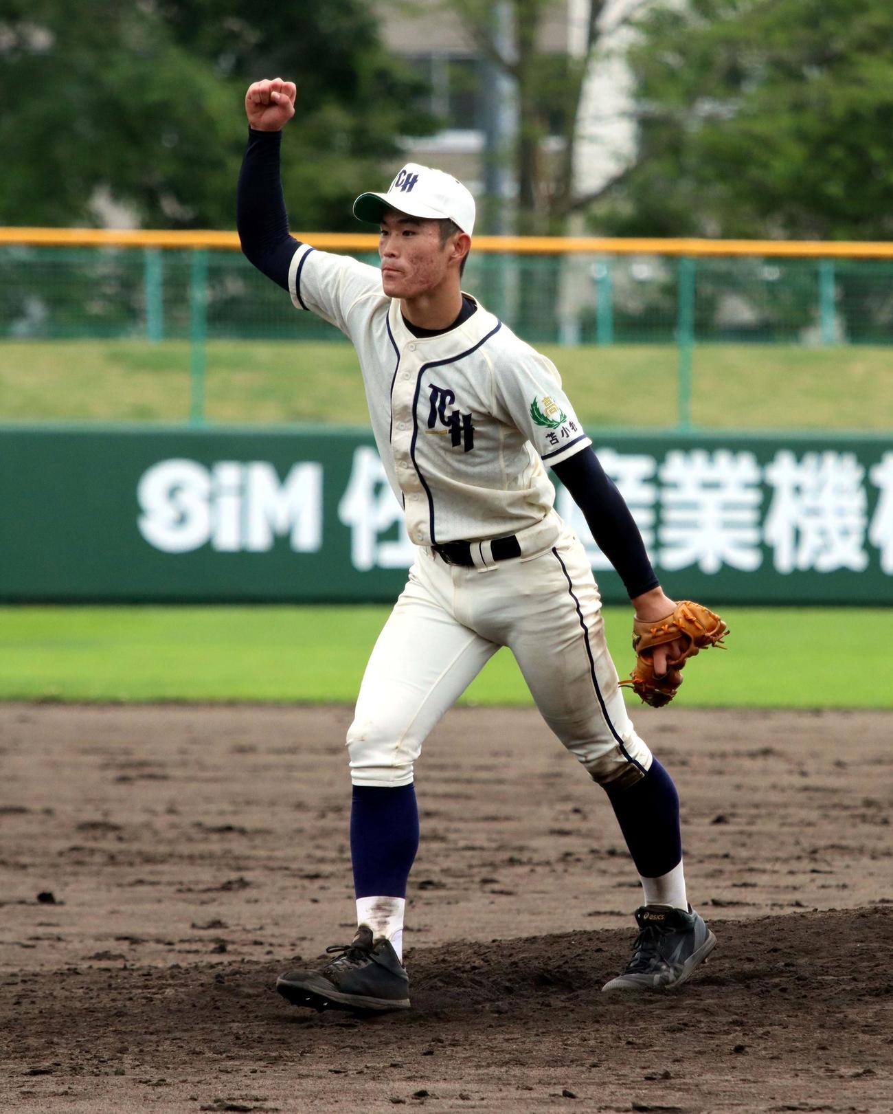 苫小牧中央対室蘭栄　9回16三振を奪い南北海道大会進出を決め右手を挙げて喜ぶ苫小牧中央の斉藤（撮影・永野高輔）