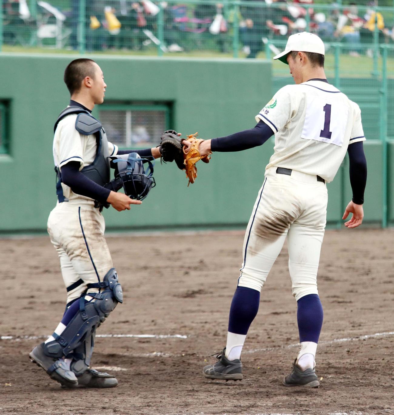 苫小牧中央対室蘭栄　南北海道大会進出を決め上野捕手とグラブタッチする苫小牧中央の斉藤（右）（撮影・永野高輔）
