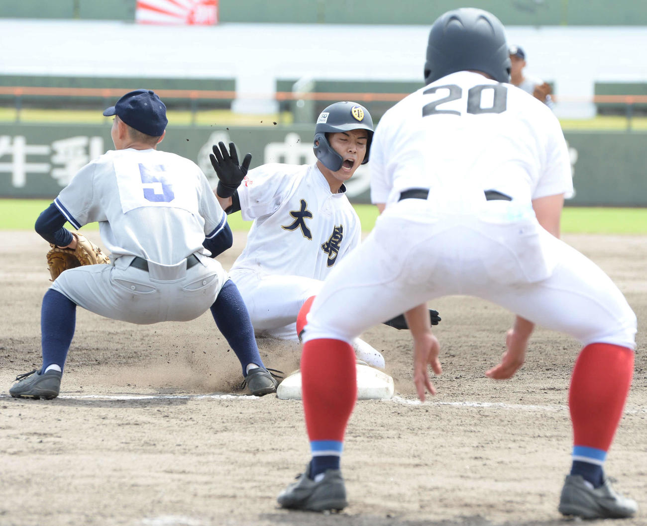 薩南工戦の7回、左中間へ適時打を放ち、三塁に滑り込む大島・大野（撮影・只松憲）