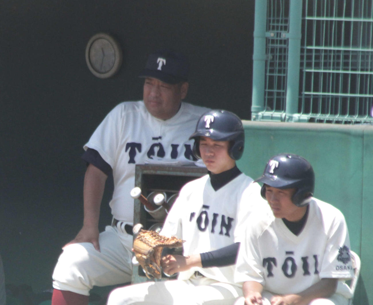 高知戦の指揮を執る大阪桐蔭・西谷監督（左）