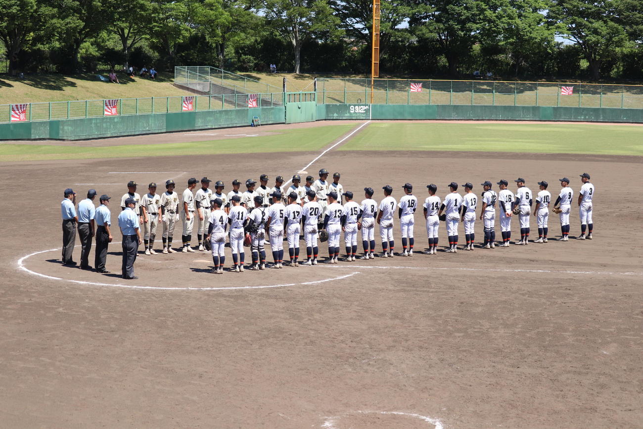 試合終了後、整列する夢野台と上郡の選手（撮影・竹本穂乃加）
