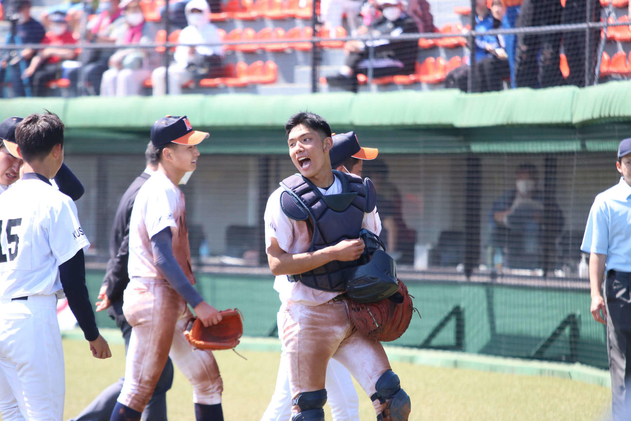 釧路明輝対釧路工　試合後、チームメートらと勝利をたたえあう釧路明輝・塩崎主将（撮影・山崎純一）