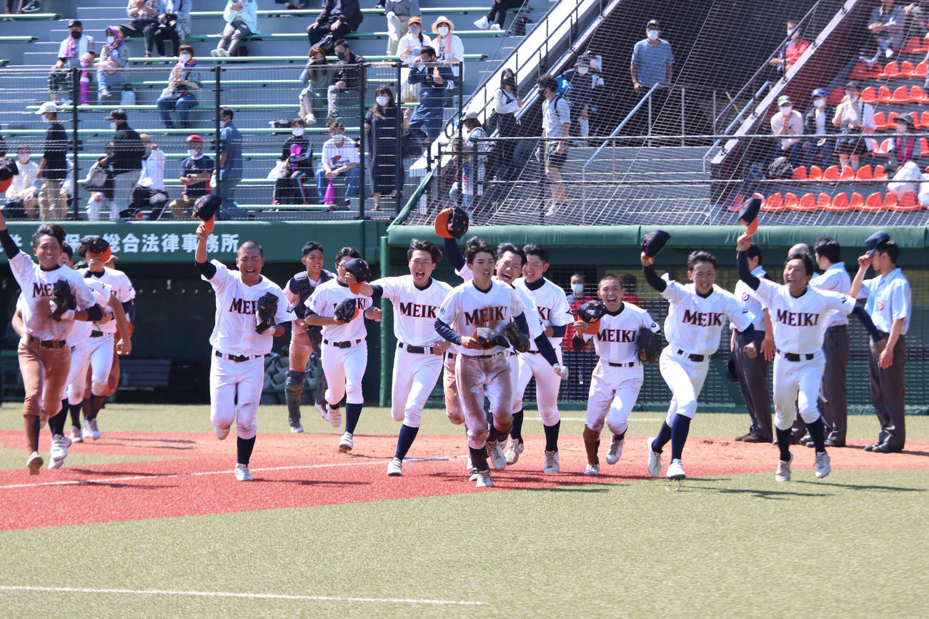 釧路明輝対釧路工　4年ぶりの北大会出場を決め、喜びを爆発させながらスタンドへとあいさつに向かう釧路明輝の選手たち（撮影・山崎純一）