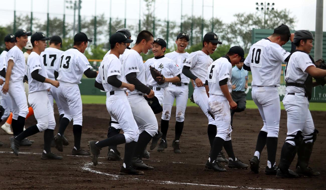 鵡川対北海道栄　3年ぶりの南大会進出を決め喜ぶ鵡川の選手たち（撮影・永野高輔）