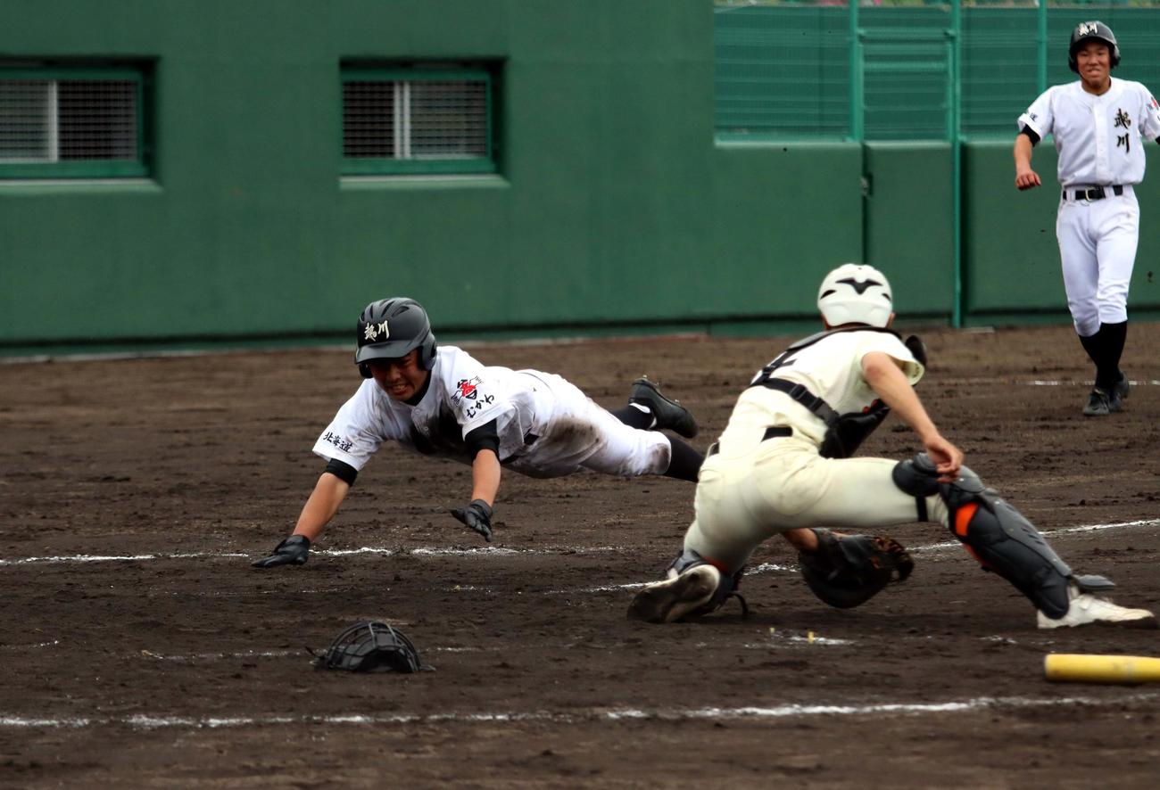 鵡川対北海道栄　8回、石塚の左前適時打で二塁走者の佐藤佳がヘッドスライディングで勝ち越しの生還を果たす（撮影・永野高輔）