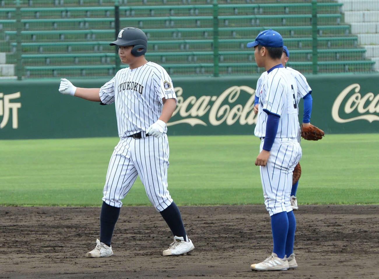 九州国際大付対大和青藍　　1回に左越えの3点適時二塁打を放った九州国際大付・佐倉は、ベンチに向かって小さくガッツポーズ（撮影・只松憲）