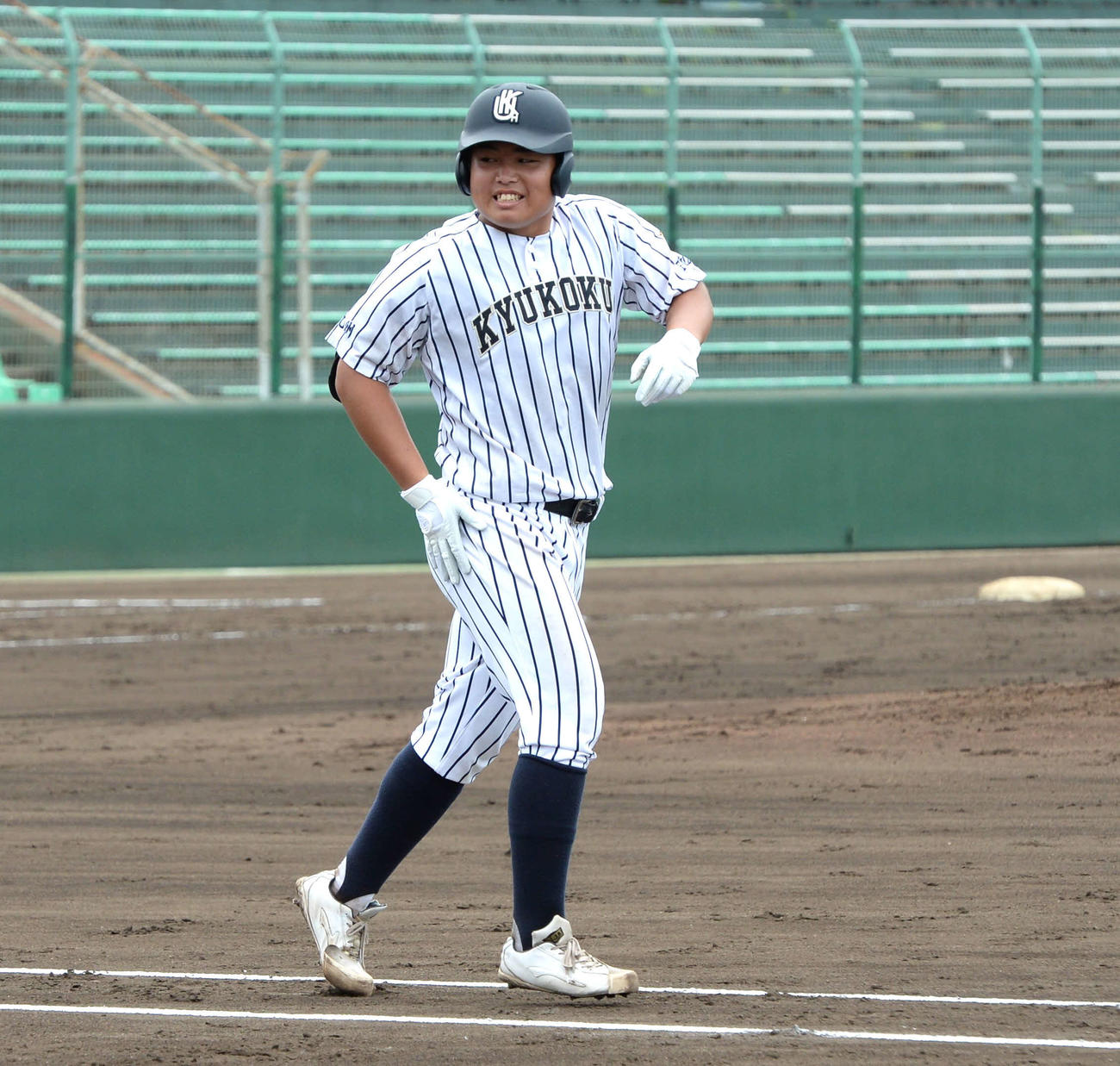 九州国際大付対大和青藍　　2回、右太もも裏に死球を受けて苦笑いする九州国際大付・佐倉（撮影・只松憲）