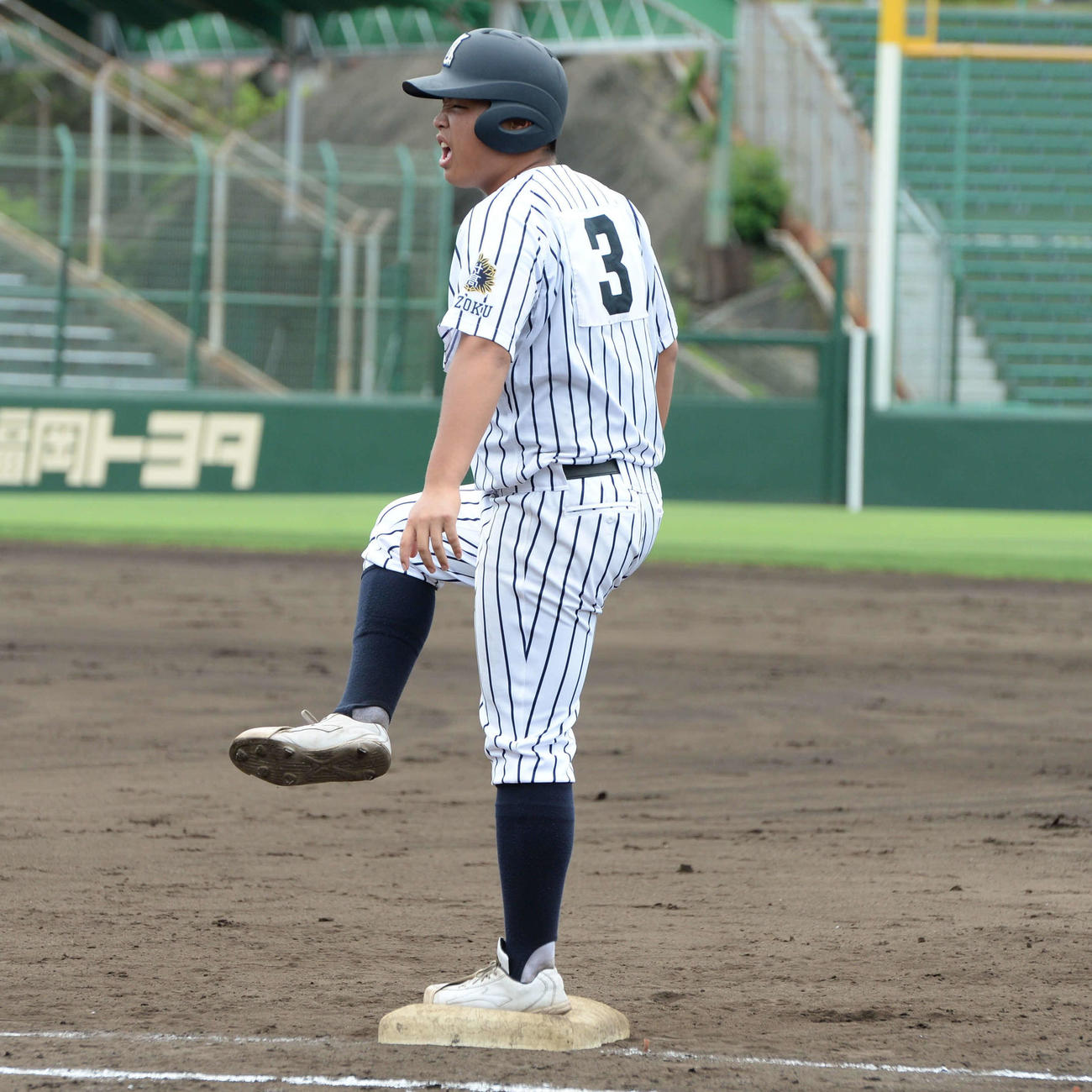 九州国際大付対大和青藍　　死球を受けた後に一塁ベース上で右足を揺らす九州国際大付・佐倉（撮影・只松憲）