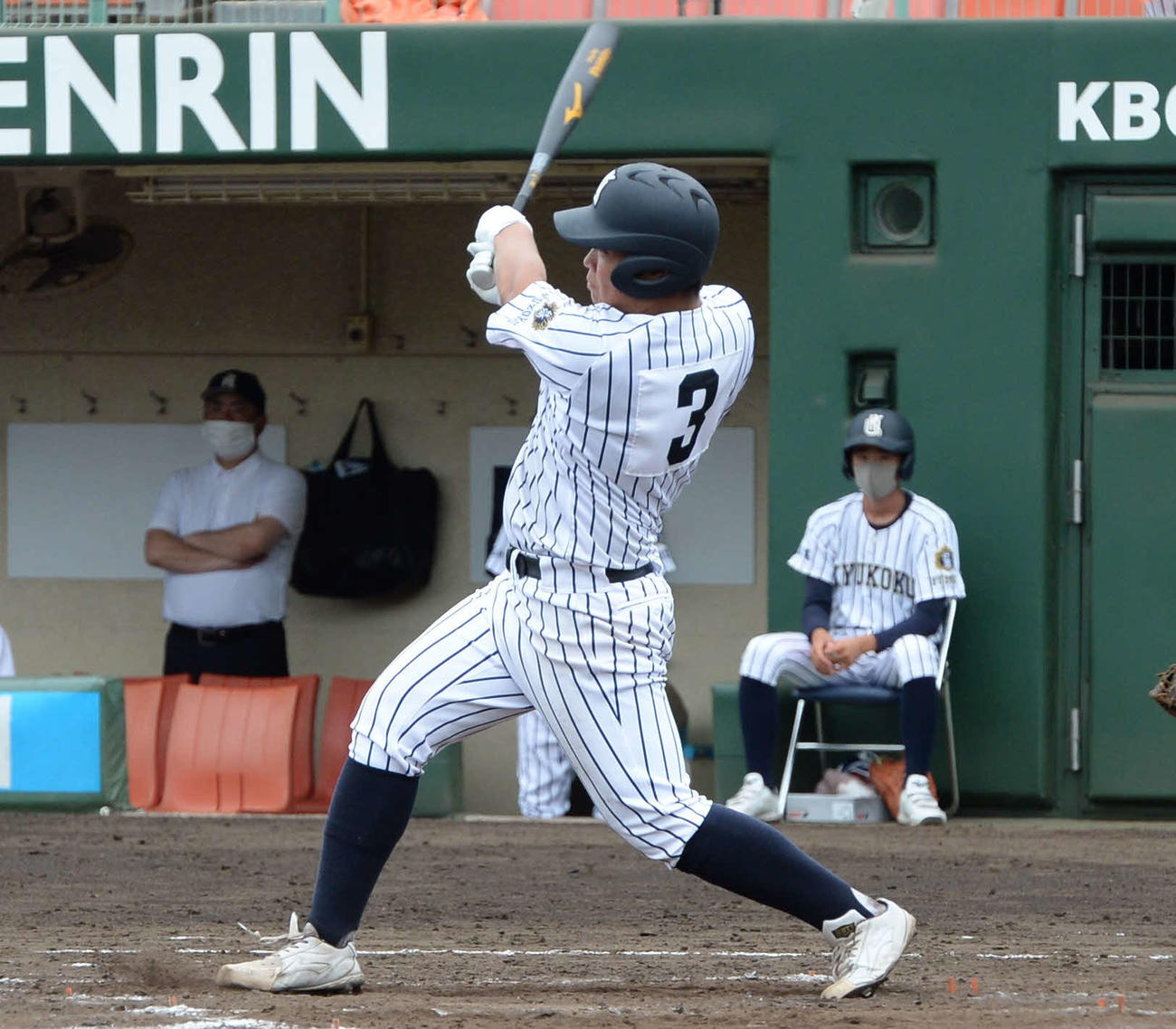 九州国際大付対大和青藍　　4回1死一、二塁で右翼線に適時二塁打を放つ九州国際大付・佐倉（撮影・只松憲）