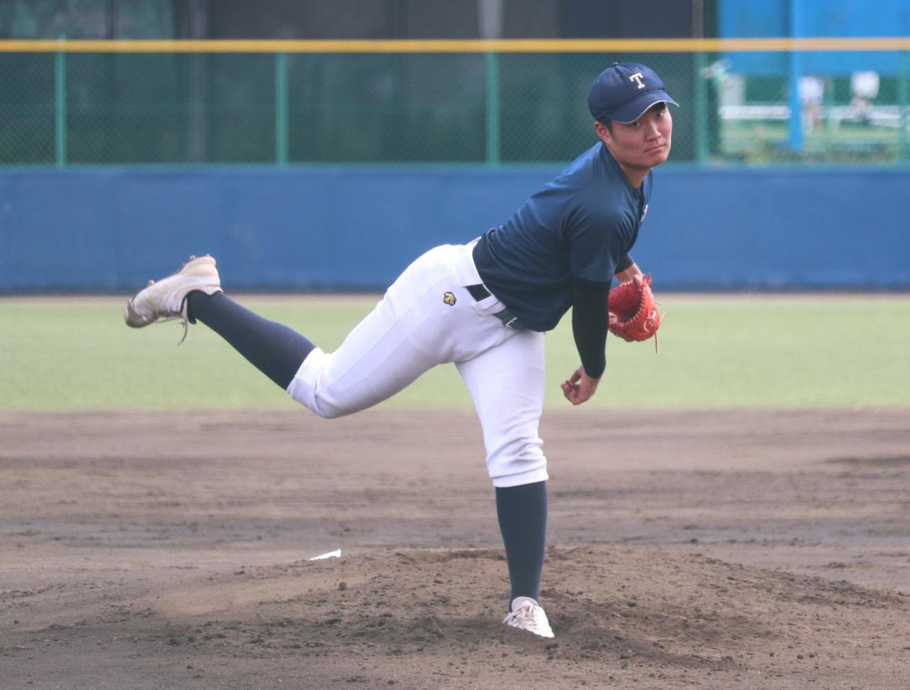 紅白戦に登板し、力投をみせる桐蔭学園・山口凱矢投手（撮影・阿部泰斉）