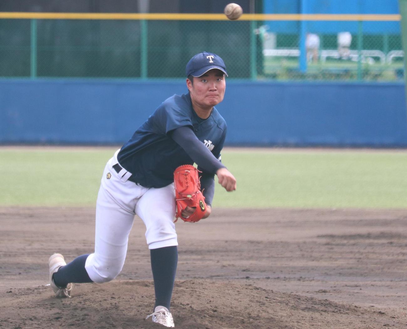 紅白戦に登板し、力投をみせる桐蔭学園・山口凱矢投手（撮影・阿部泰斉）