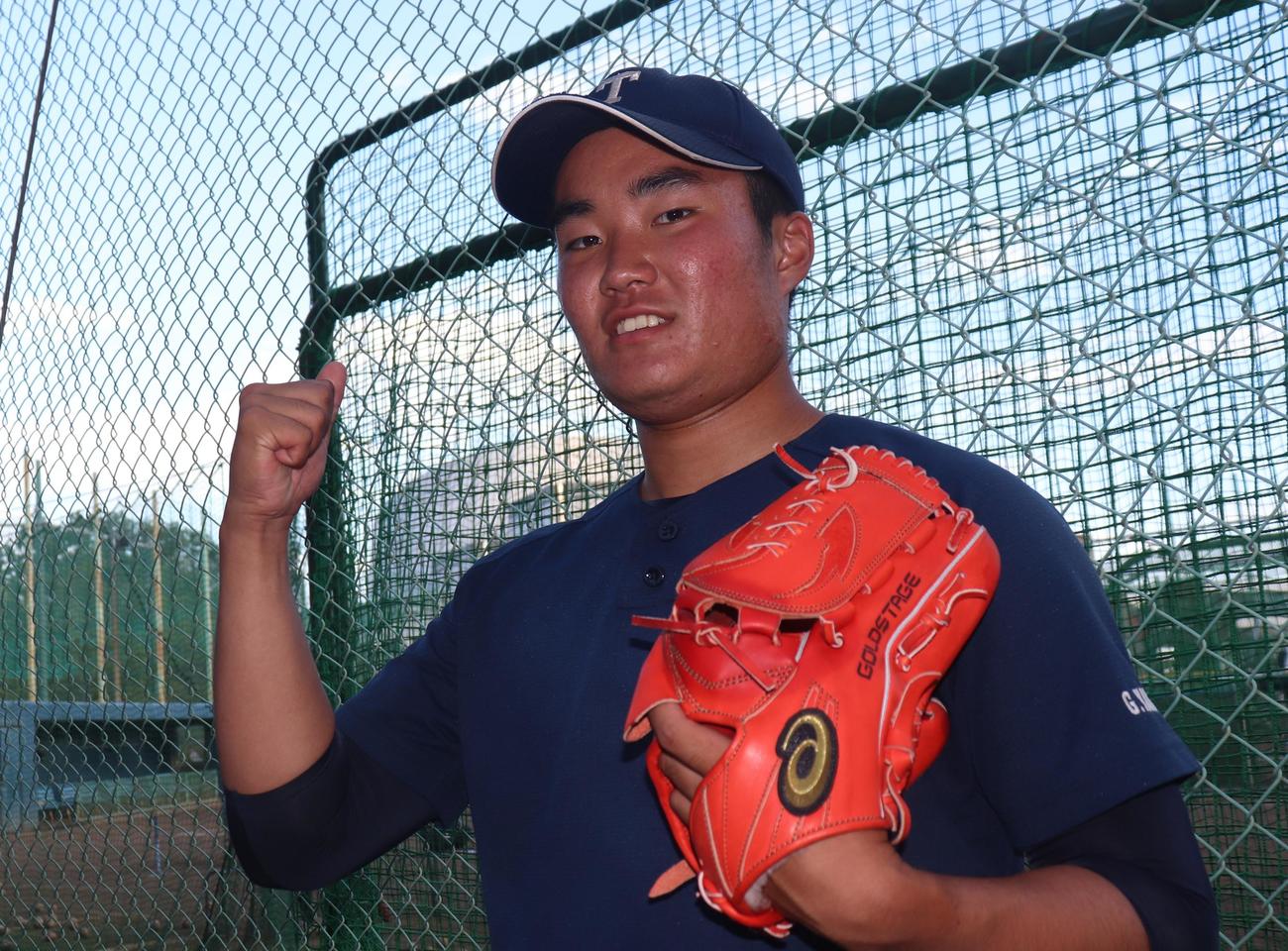 最速150キロを誇る桐蔭学園・山口凱矢投手は、力強いガッツポーズをみせた（撮影・阿部泰斉）
