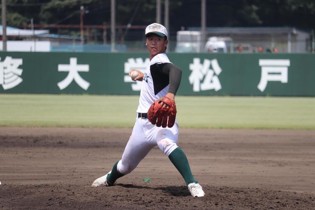 4回を投げ4安打3三振で1失点と好投した専大松戸・先発の平野（撮影・保坂淑子）