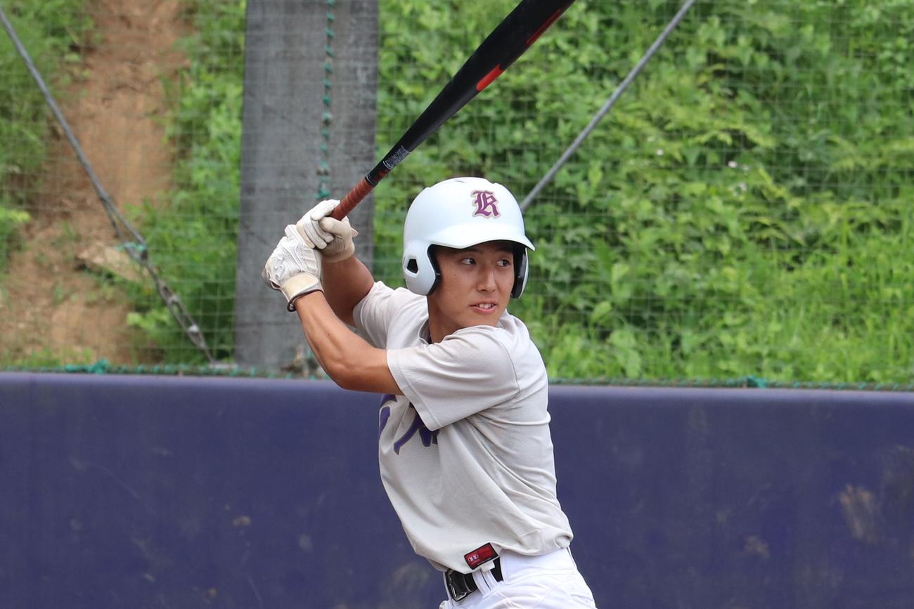 片倉対専大付　5回表片倉無死2塁、チャンスの場面で打席に立つ麻野主将（撮影・藤塚大輔）