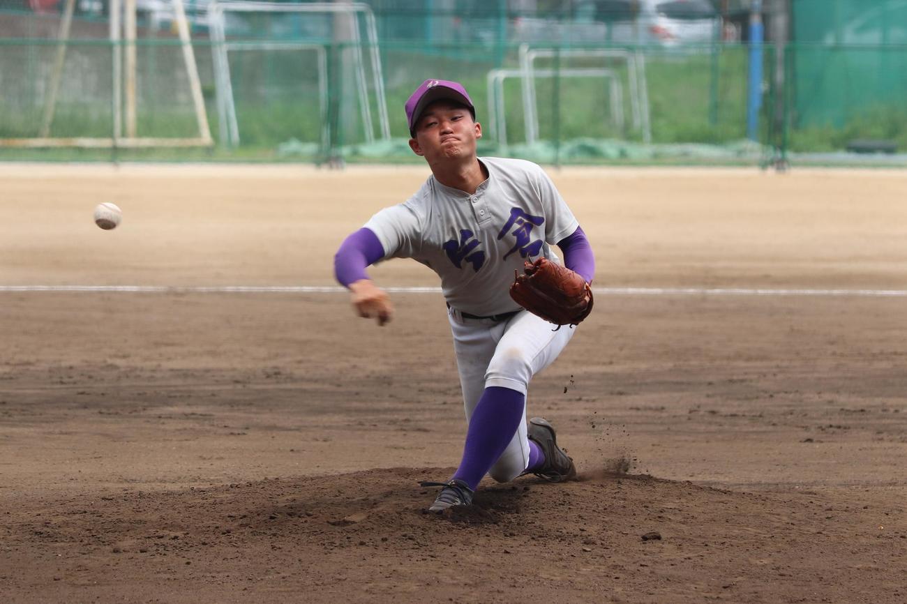 片倉対専大付　2番手として力投する藤田投手（撮影・藤塚大輔）
