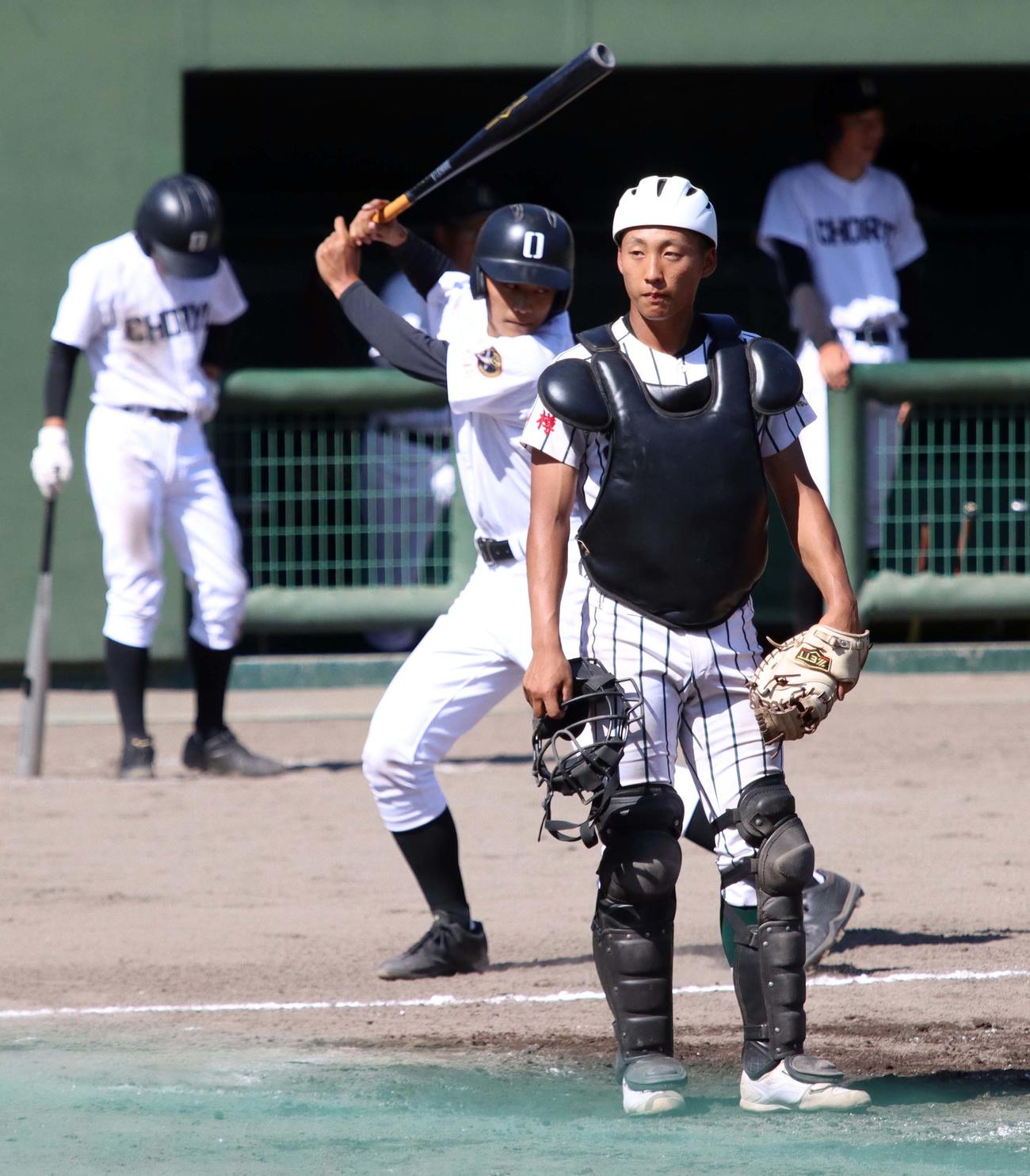 小樽双葉対小樽潮陵　試合中、ベンチからのサインを確認する小樽双葉・石坂主将（右）（撮影・永野高輔）