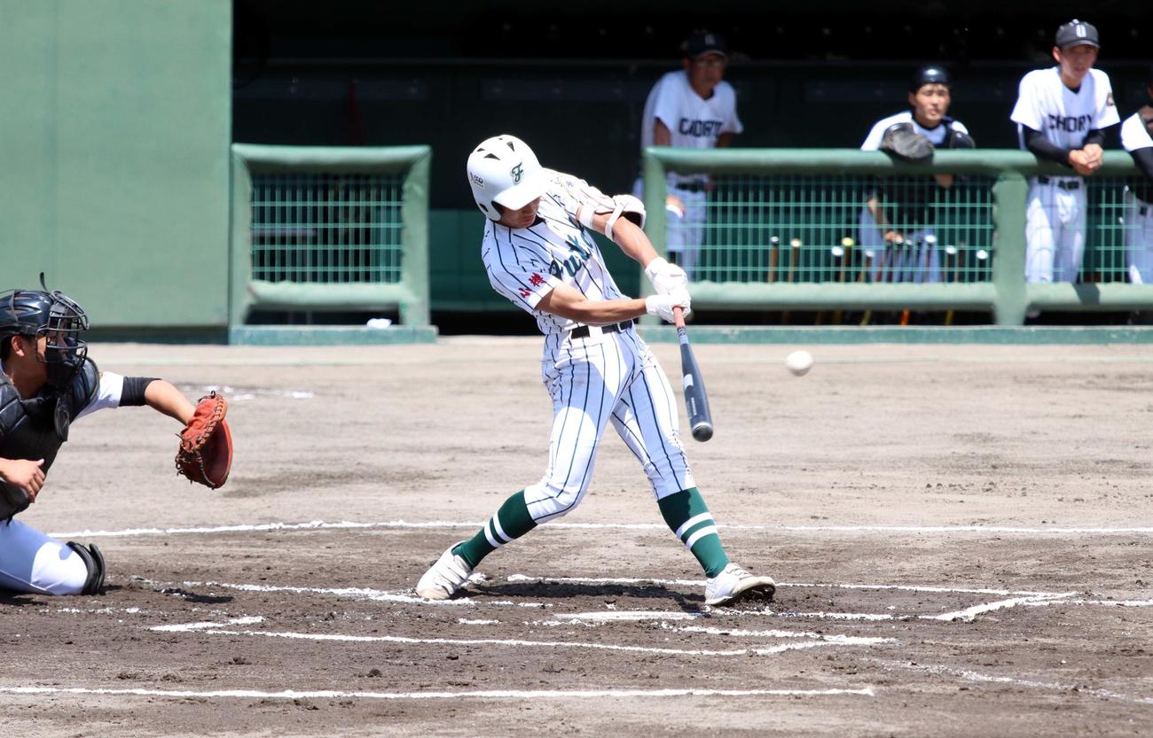 小樽双葉対小樽潮陵　1回小樽双葉1死一、二塁、石坂が左前打を放ちチャンスを広げる（撮影・永野高輔）