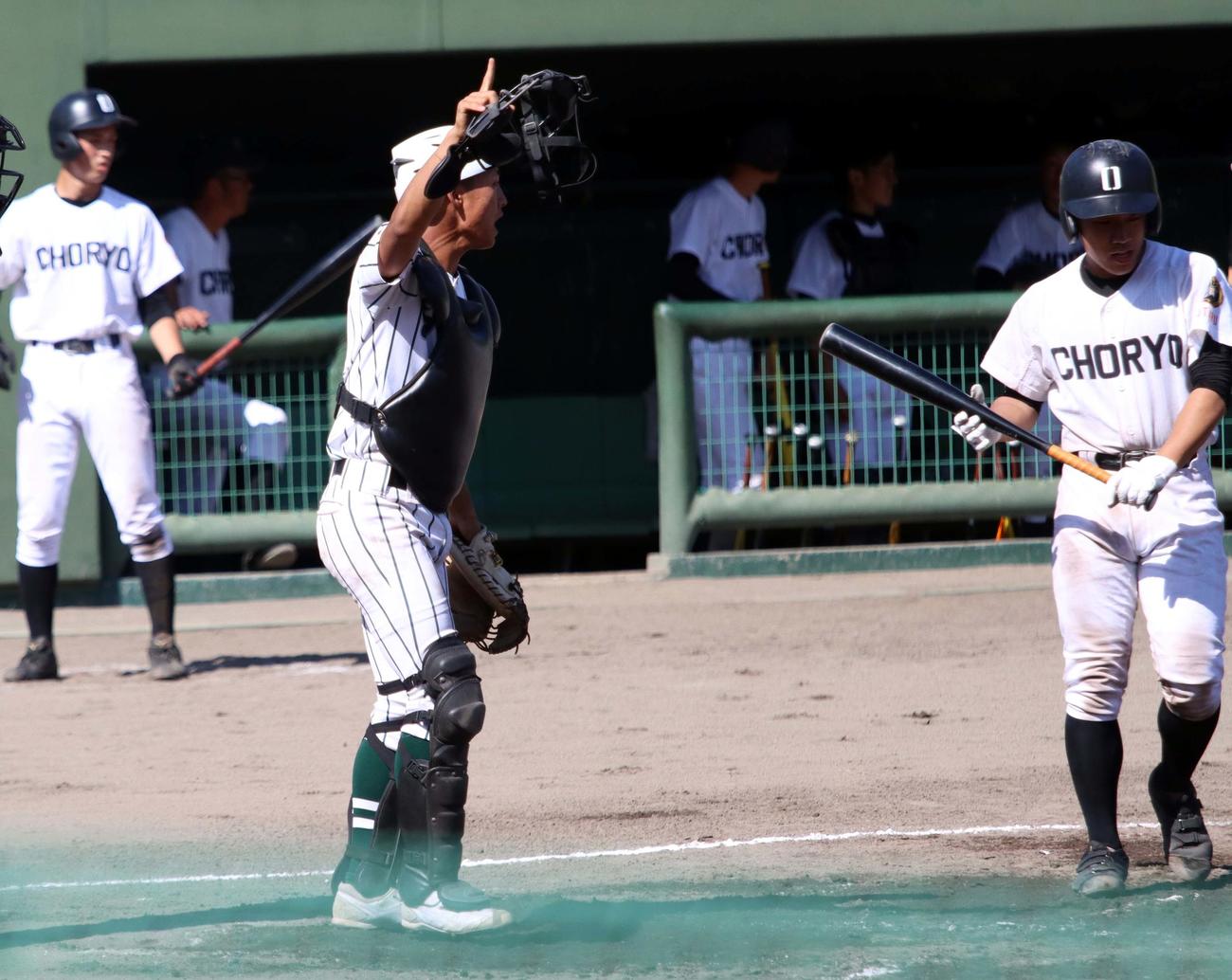小樽双葉対小樽潮陵　試合中、何度も声を出しチームを鼓舞する小樽双葉・石坂主将（左）（撮影・永野高輔）