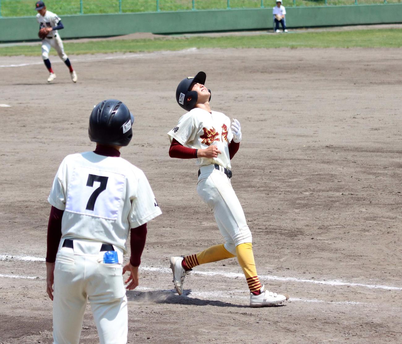 北照対小樽桜陽　5回小樽桜陽2死、五十嵐主将が中飛に倒れ天を仰ぐ（撮影・永野高輔）