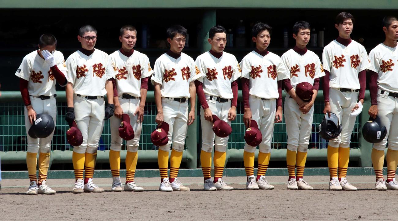 北照対小樽桜陽　代表決定戦で敗れ顔を手で覆う小樽桜陽の五十嵐主将（左端）（撮影・永野高輔）