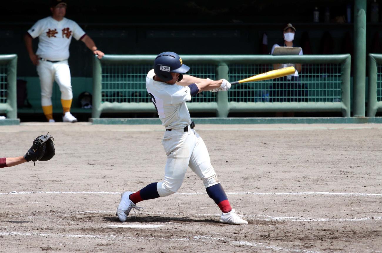 北照対小樽桜陽　4回北照1死二塁、谷口塁が左越え2ランを放つ（撮影・永野高輔）