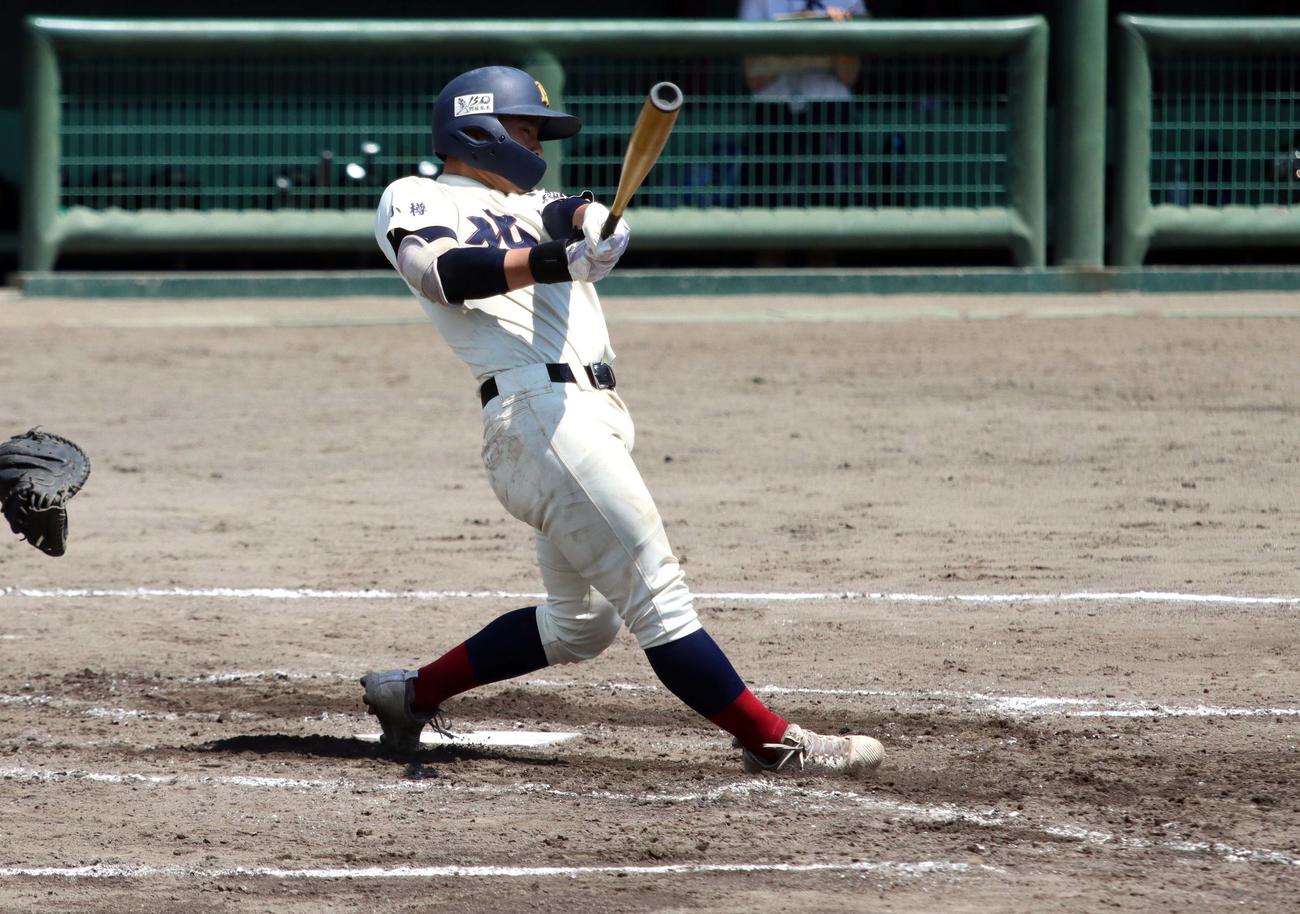 北照対小樽桜陽　3回北照1死一、二塁、谷口魁が右前打を放つ（撮影・永野高輔）